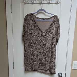 Reitmans Women's Plus Sise XXL V-Neck Short Sleeve Leopard Print Top in Beige